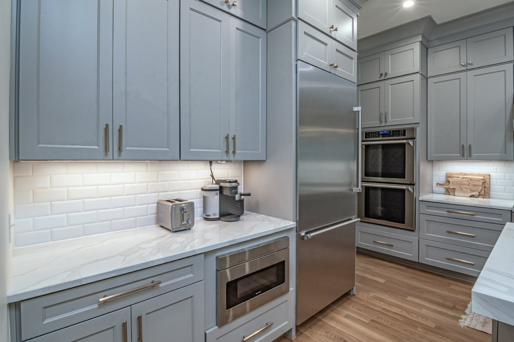 Modern kitchen remodel in Cedar Park, TX with tile backsplash and island